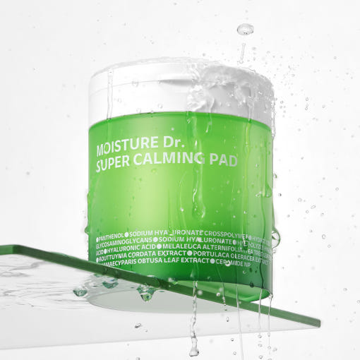 IS0I Moisture Doctor Super Calming Pads 260g x 60 sheets, marque ISOI, flacon vert anti-humidité, éclaboussures d’eau, fond blanc.