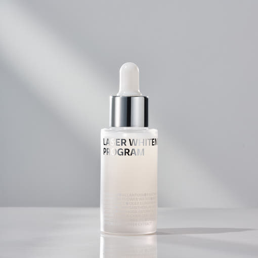 IS0I Whitening Ampoule/Laser Whitening Program 30ml de la marque ISOI, flacon en verre sur fond gris clair.