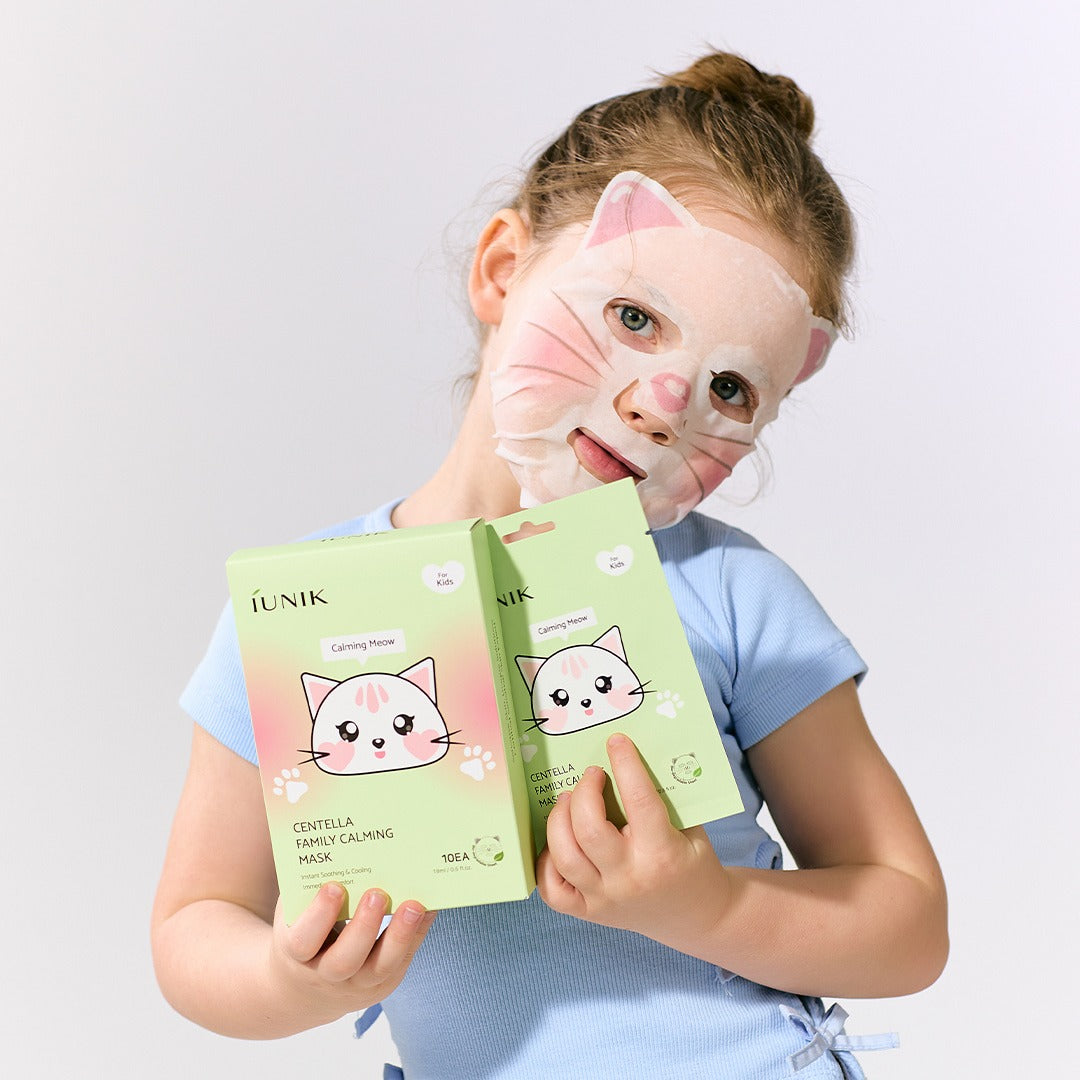 IUNIK Centella Family Calming Mask for Kids (10 sheets), marque IUNIK, enfant tenant des masques calmants à la centella.