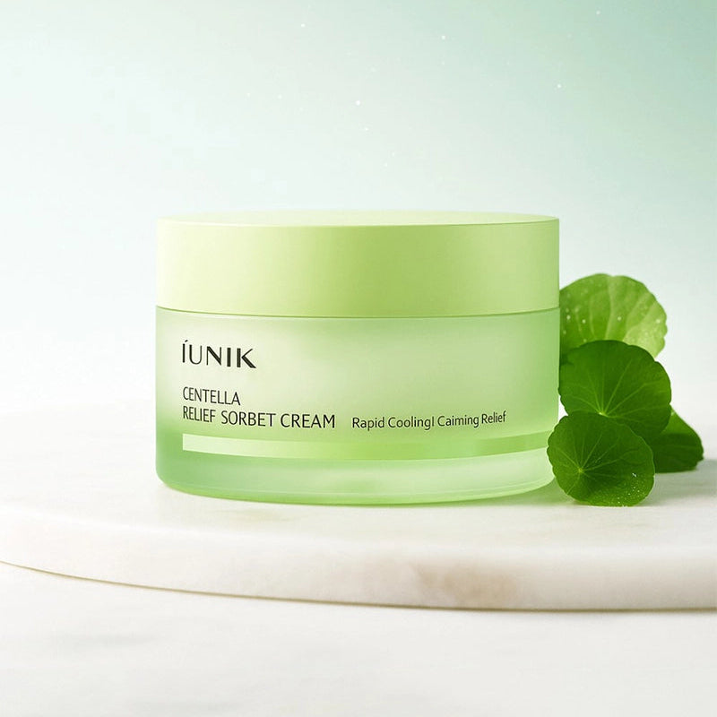 IUNIK Centella Relief Sorbet Cream 50ml, crème sorbet apaisante sur fond clair, pot vert et feuille de centella