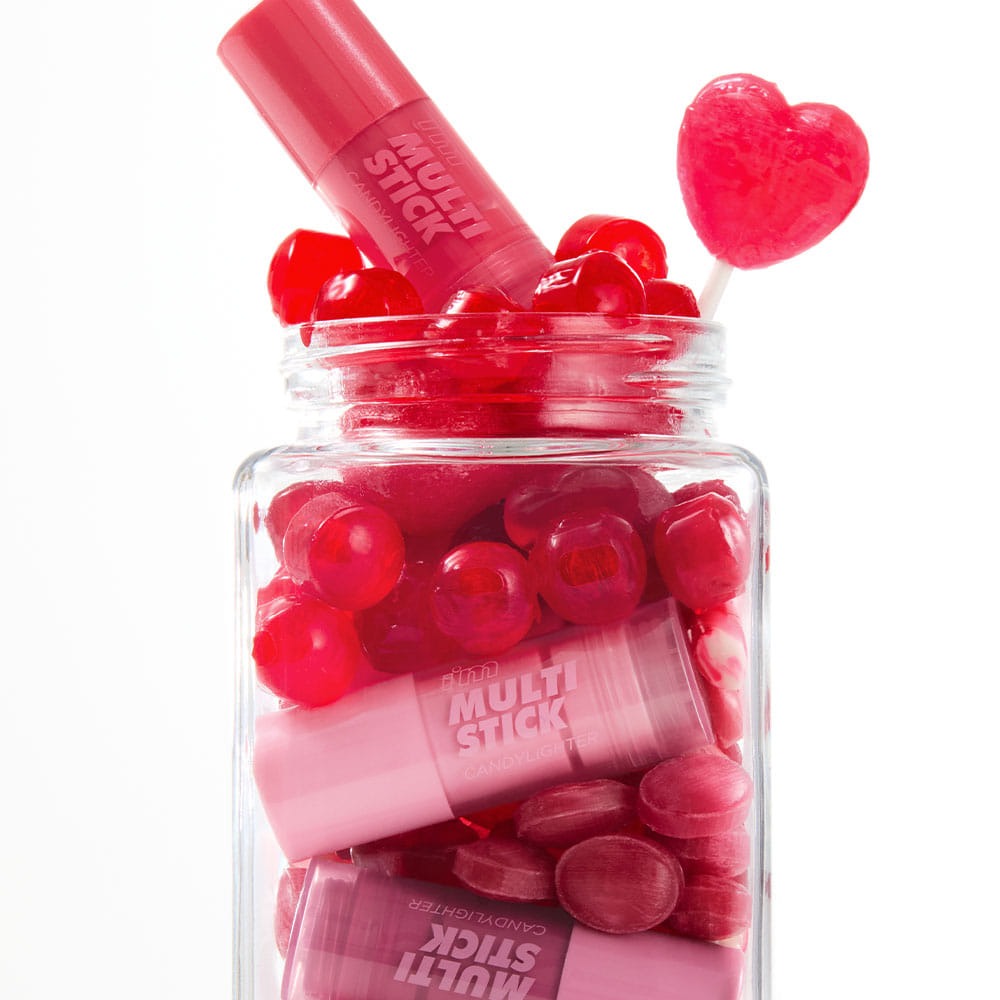 I'M MEME Multi-Stick Candy Lighter (Blusher, Cheek & Highlighter) dans un pot avec des bonbons rouges et sucette cœur.