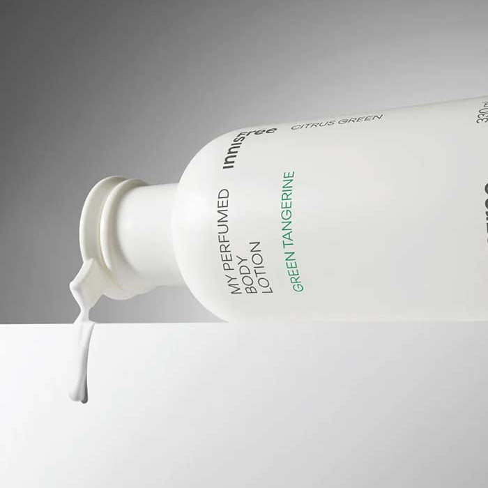 INNISFREE My Perfumed Body Lotion 330ml en tube blanc sur fond gris, marque lisible, contexte visuel studio.