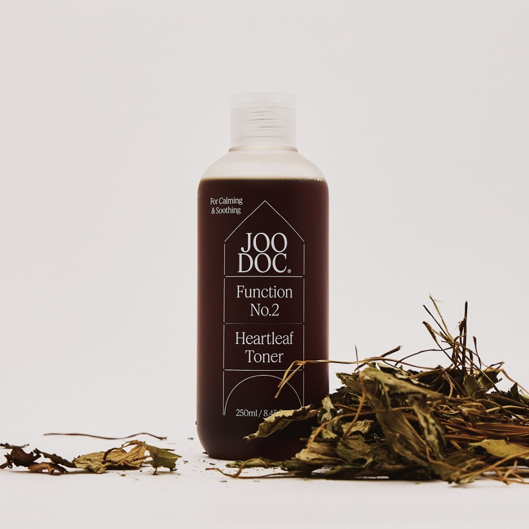 JOODOC Function No. 2 Organic Mugwort 88% Toner 250ml, flacon sur fond clair avec feuilles de mugwort, contexte skincare