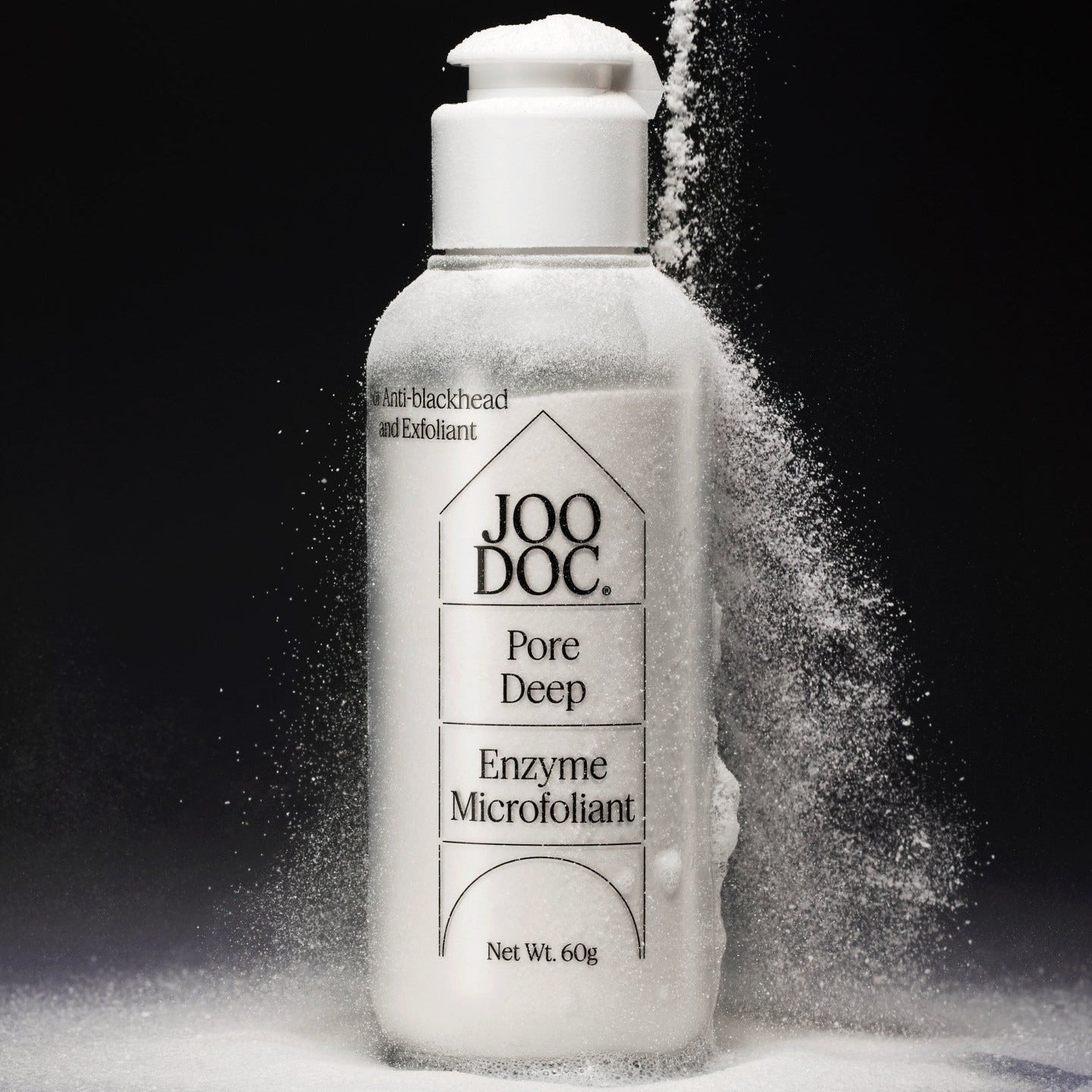JOODOC Pore Deep Enzyme Microfoliant 60g, flacon cosmétique sur fond noir avec poudre exfoliante, contexte studio.