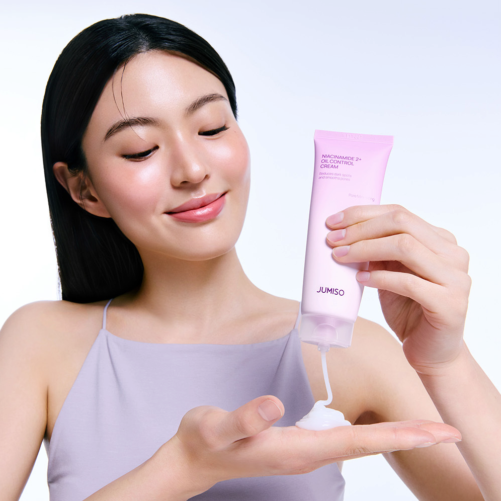 JUMISO Niacinamide 2 Plus Oil Control Cream 80ml : femme en photo tenant le tube, fond clair, marque JUMISO.