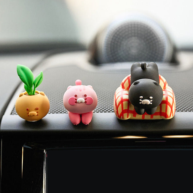 KAKAO FRIENDS Black Chun Deco Figure Set : personnages Chun sur voiture, décor visuel, style KAKAO FRIENDS.