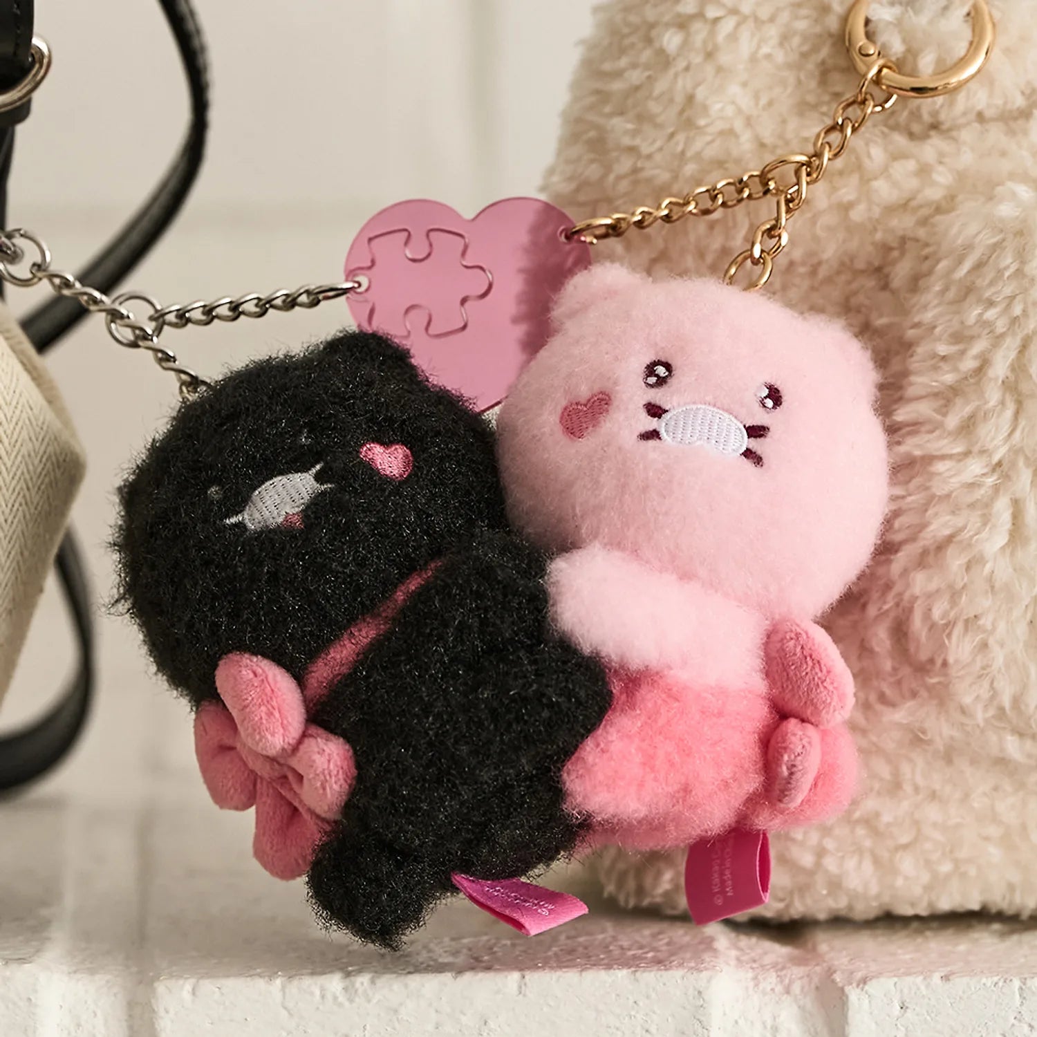 KAKAO FRIENDS Black Chun Magnet Keychain Doll Set : porte-clés magnets sur fond clair, Chun noir et Chun rose, style peluche.