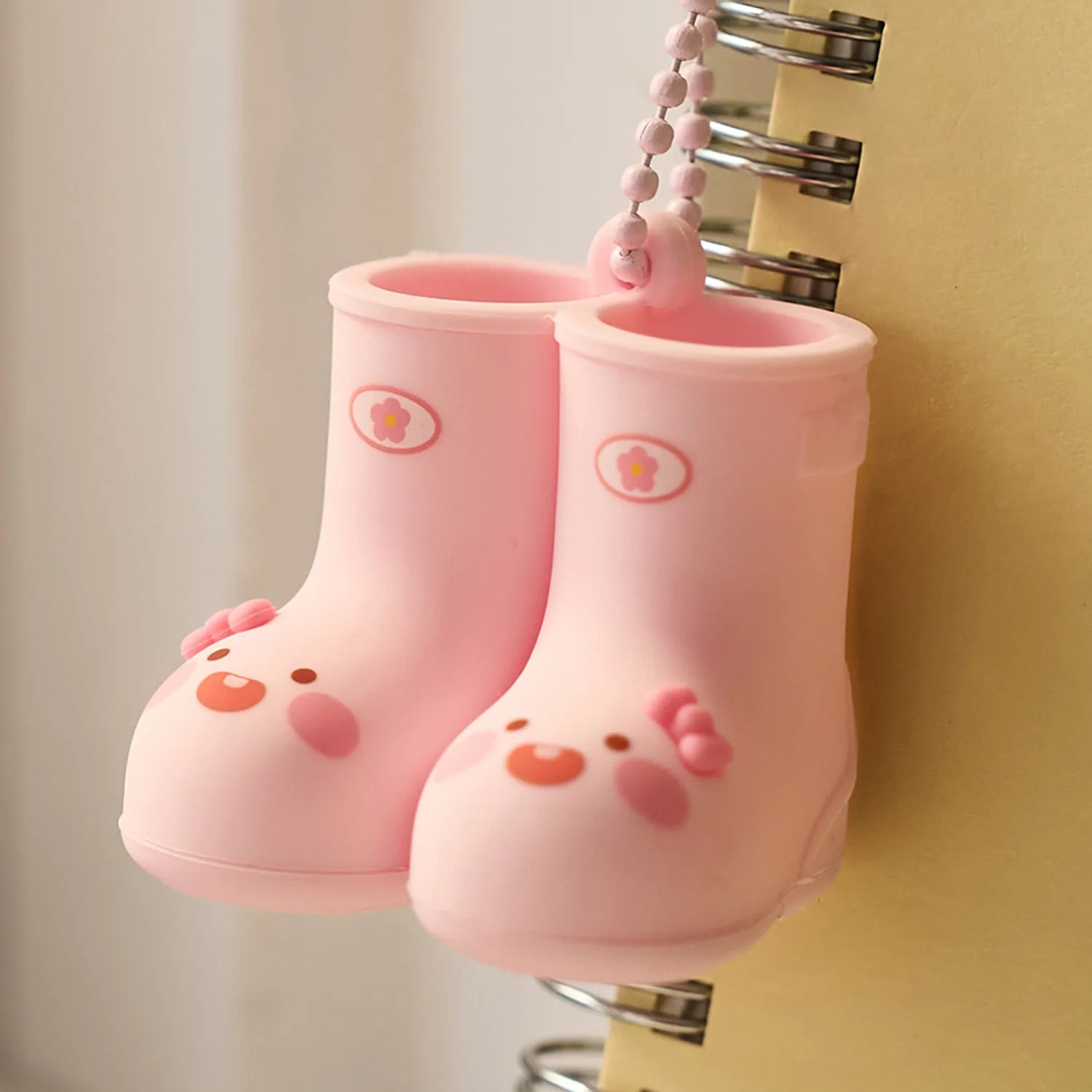 KAKAO FRIENDS Rain Boots Keychain, mini bottes pluie roses suspendues sur un porte-clés, style mignon en photo