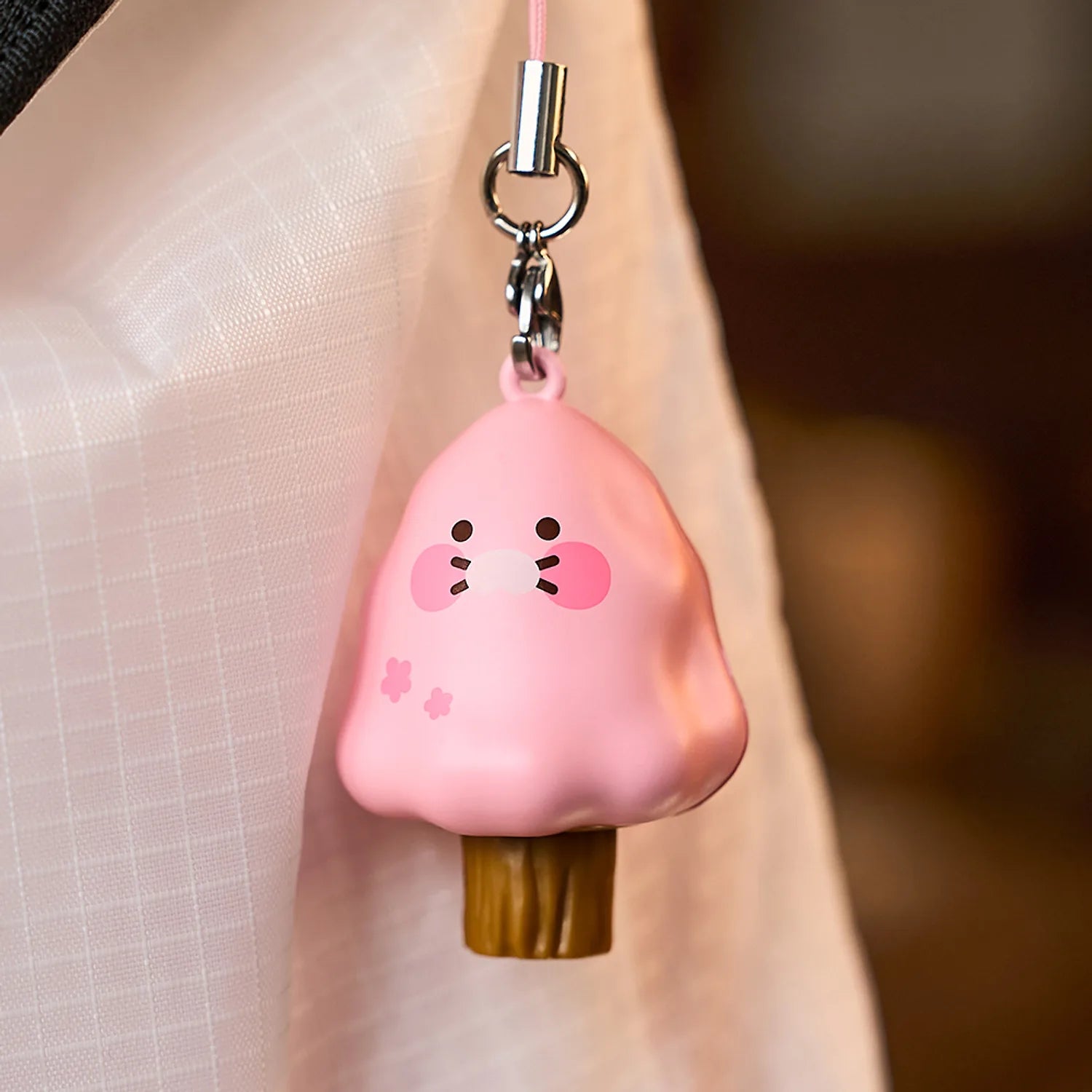 KAKAO FRIENDS Peekaboo Moving Keyring rose, figurine en forme de poche lumineuse, porte-clés accroché, fond flou, style kawaii