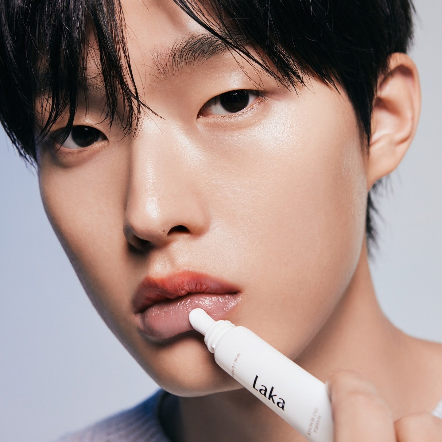 LAKA Washable Tint Remover 10ml, flacon sur fond clair, homme l’applique près de la bouche, marque LAKA en contexte beauté.