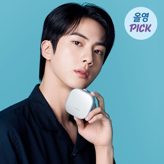 LANEIGE Neo Cushion Mewy 15g – homme tenant le boîtier blanc et bleu sur fond turquoise n° 1
