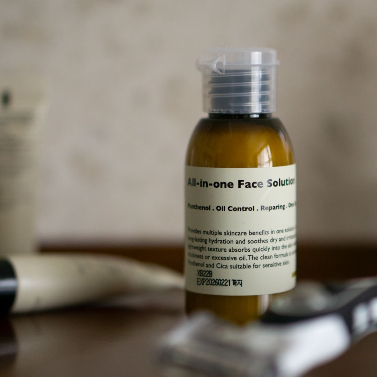 LAZY SOCIETY ALl-in-One Face Solution 50ml, flacon sur fond salle de bain, marque et contexte visuel, cosmétique skincare