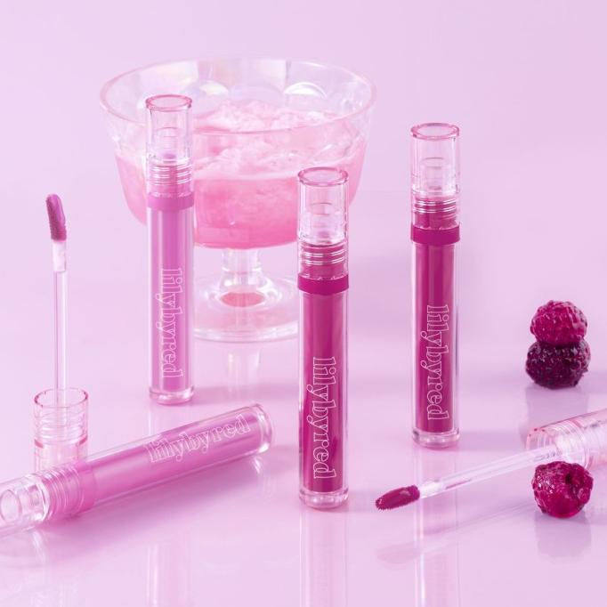 LILYBYRED Glassy Layer Fixing Tint démontrant ses teintes vibrantes et éclatantes. Rouge à lèvres innovant et moderne.