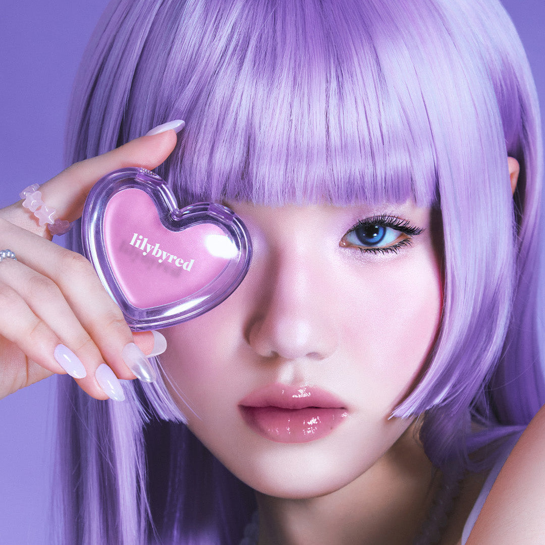 LILYBYRED Love Beam Sherbet Cheek, la marque, sur une main tenant un pot en forme de cœur, maquillage violet