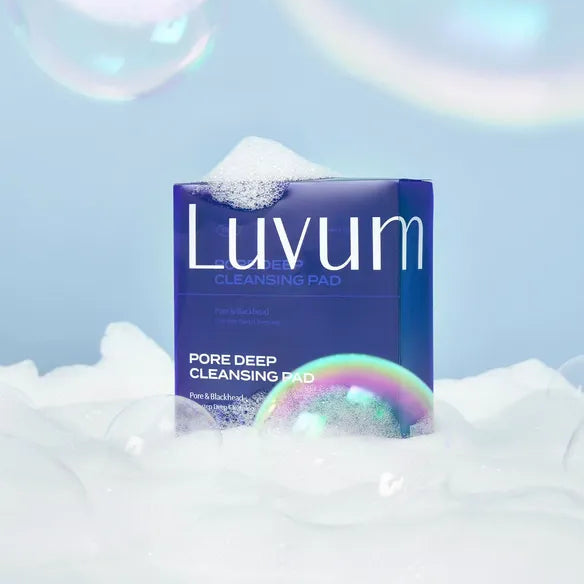 Décris l'image en français mentionnant le produit LUVUM Pore Deep Cleansing Pads 10 Sheets, marque Luvum, boîte sur ciel pastel