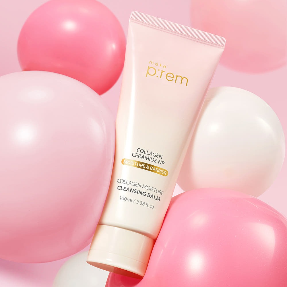 MAKE P:REM Collagen Moisture Cleansing Balm 100ml en tube crème, entouré de ballons roses, contexte visuel cosmétique.