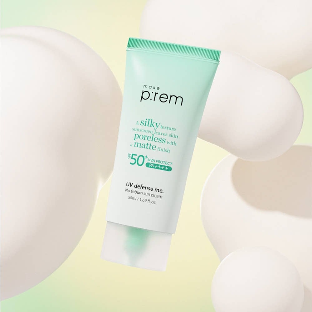 MAKE P:REM UV Defense Me No-Sebum Sunscreen 50ml, tube vert sur fond clair avec bulles, marque MAKE P:REM
