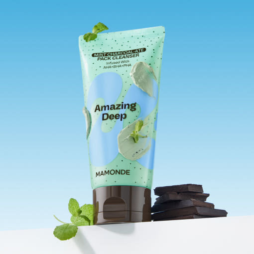 MAMONDE Amazing Deep Mint Chocolate Pack Cleanser 135g, tube vert menthe chocolat, visuel studio fond bleu.