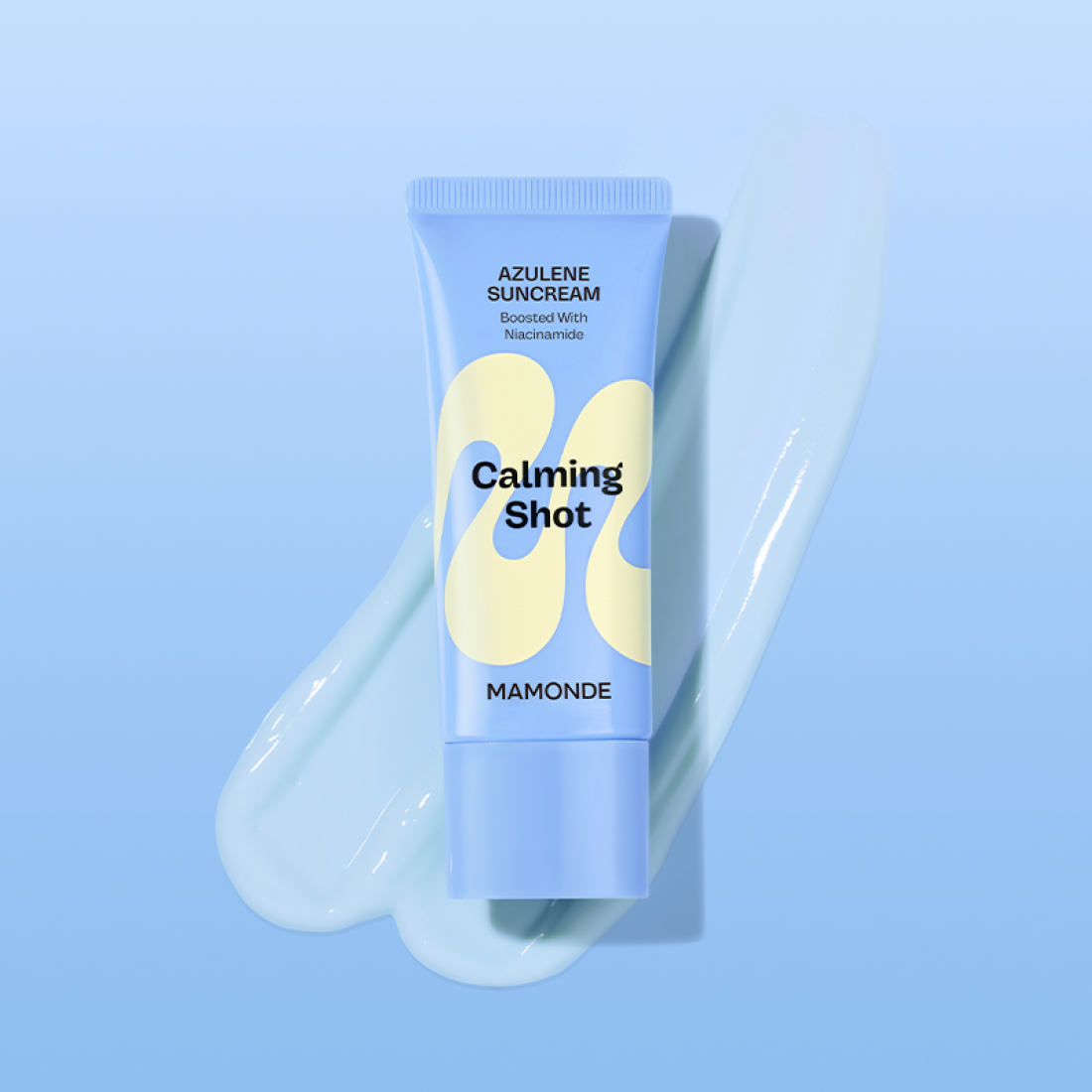 MAMONDE Calming Shot Azulene Sun Cream SPF50+PA++++ 35ml, tube bleu sur fond bleu, crème solaire apaisante.