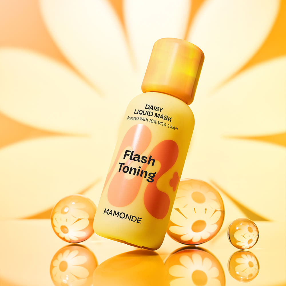 MAMONDE Flash Toning Daisy Liquid Mask 80ml, flacon jaune sur fond floral doré, brillance et perles daisy