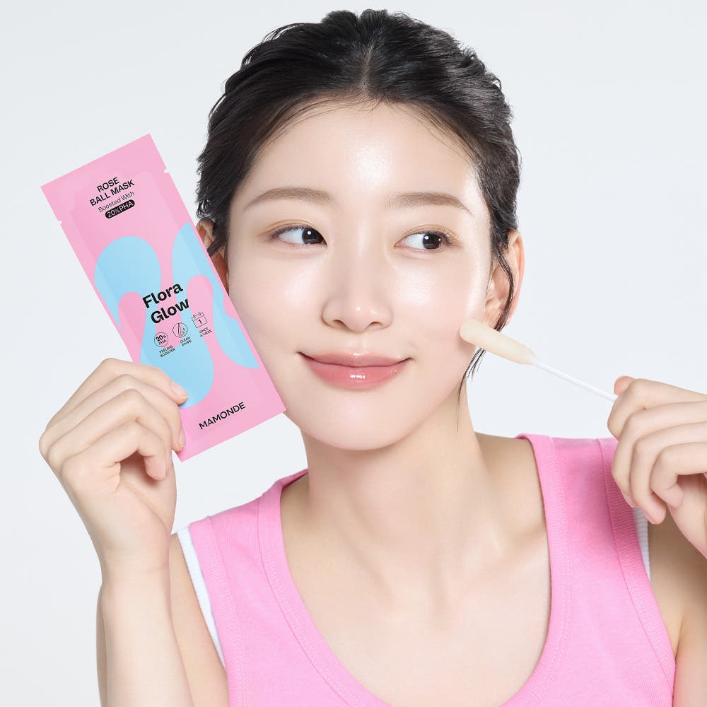 MAMONDE Flora Glow Rose Ball Mask 3.5ml, femme en rose applique un masque sur fond clair, marque en évidence.