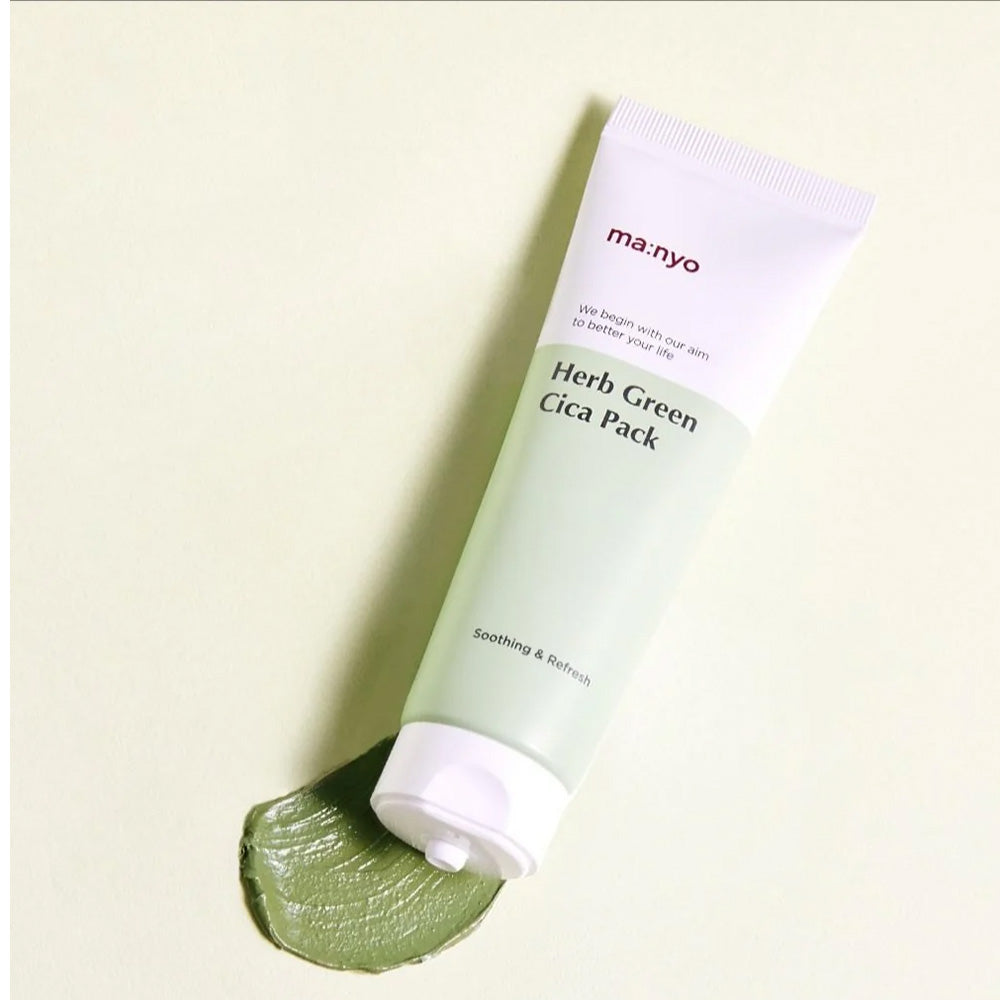 MA:NYO Herb Cica Pack 75ml de ma:nyo sur fond vert clair, tube crème et texture d’herbe cica.