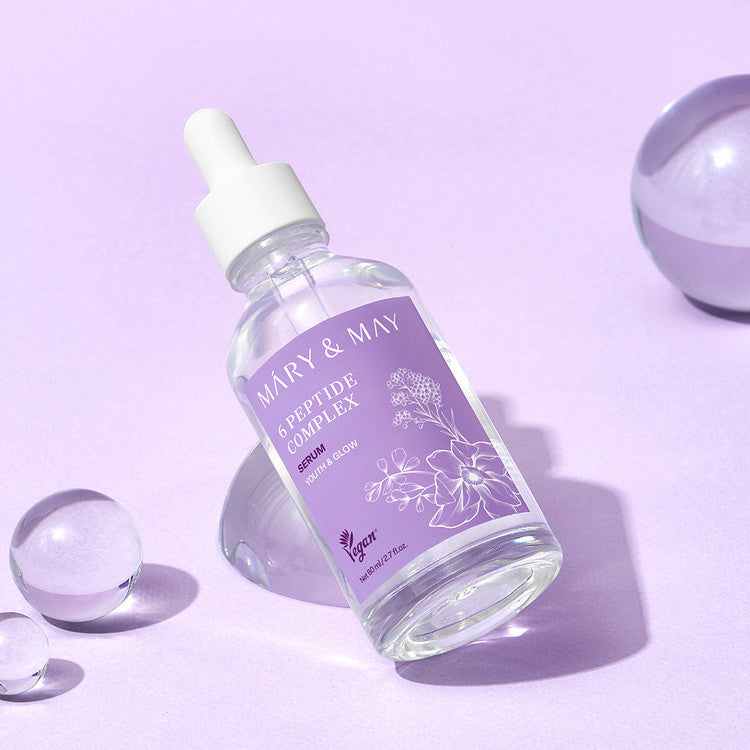 MARY&MAY 6 Peptide Complex Serum 80ml, sérum en bouteille blanche sur fond violet pastel, bulles décoratives, marque MARY&MAY