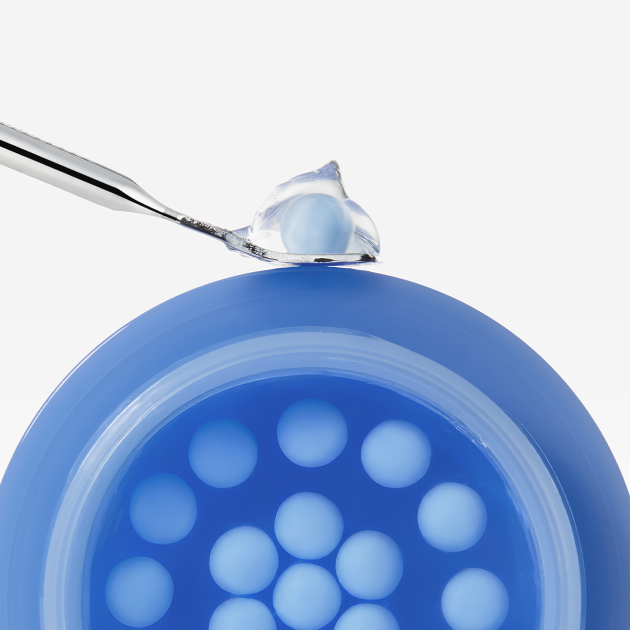 MEDICUBE Hyaluronic Moisturizing Capsule Cream 55g : capsule crème au hyaluronate, visualisation gouttes bleues sur fond blanc.