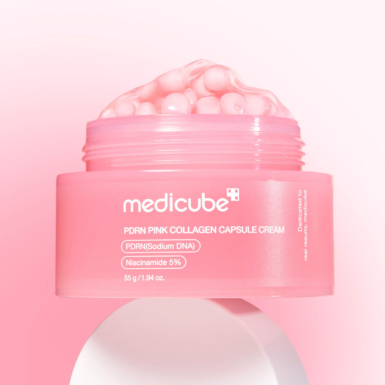 MEDICUBE PDRN Pink Collagen Capsule Cream 55g de medicube, pot rose sur fond pastel en studio.