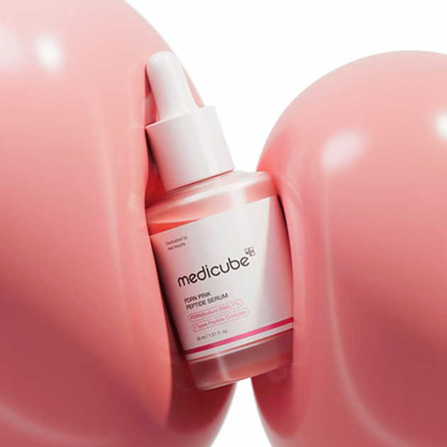 MEDICUBE PDRN Pink Peptide Ampoule de Medicube, flacon sur fond rose en rendu beauté, contexte produit