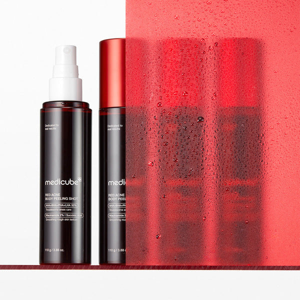 MEDICUBE Red Acne Body Peeling Shot 110g, flacons de la marque, contexte visuel rouge et texture exfoliante sur fond blanc.