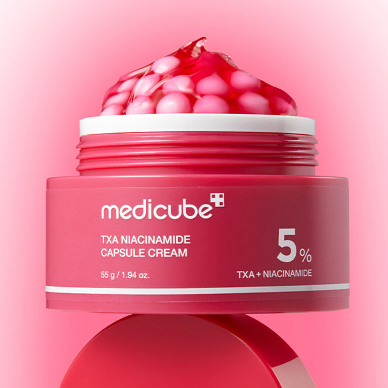 MEDICUBE Tranexamic Acid Freckle Toning Capsule Cream de la marque Medicube, pot crème sur fond rose en studio