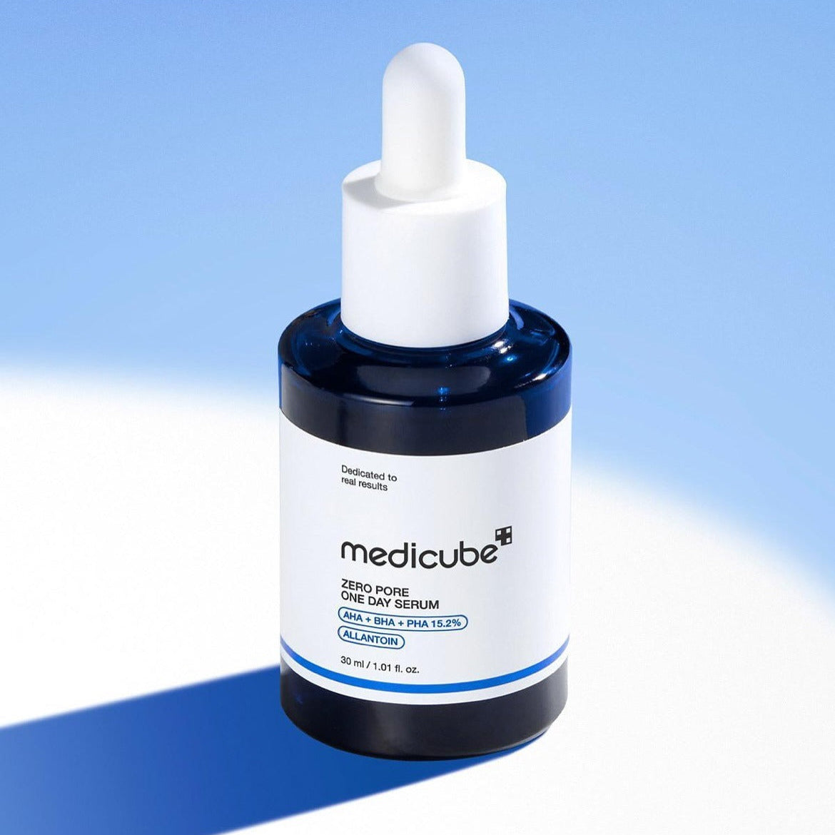 MEDICUBE Zero Pore One-Day Serum 30ml, flacon medIcube sur fond bleu clair, sérum anti-pores en contexte produit