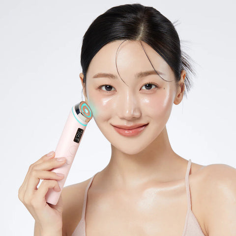 MEDICUBE AGE R Booster Pro PINK Edition, appareil beauté de MEDICUBE en rose, femme appliquant sur le visage, studio blanc.