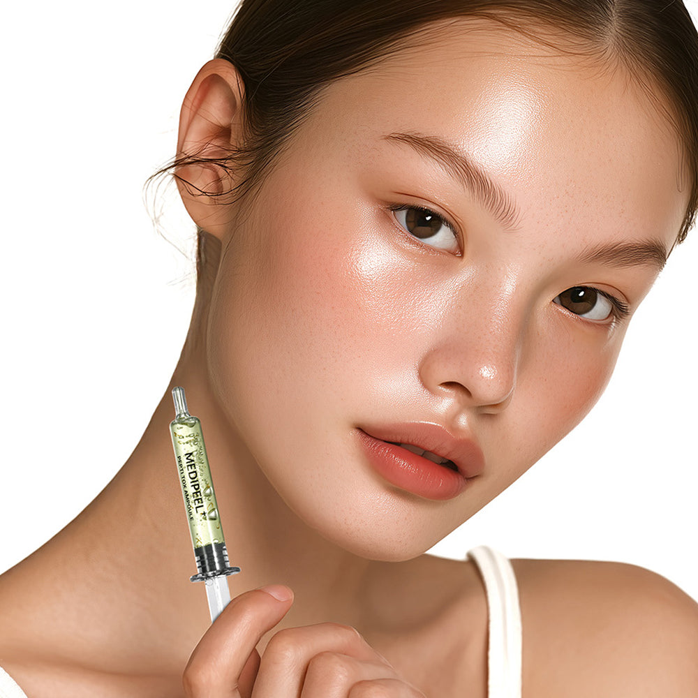 MEDIPEEL Pepti Tox Ampoule 35ml : sérum visage sur peau lisse, jeune femme l’applique sur fond clair