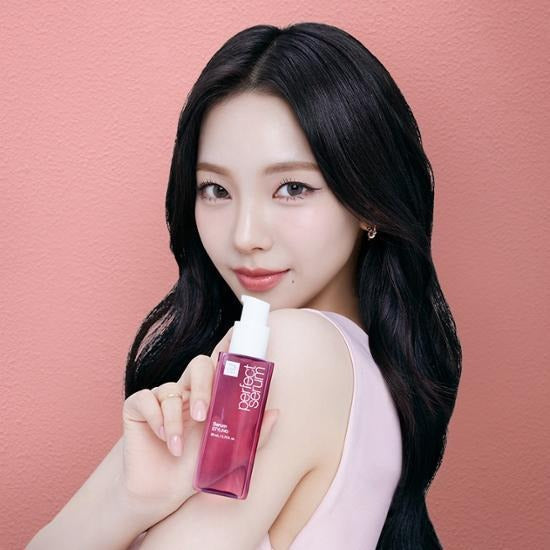 MISE EN SCENE Perfect Serum 80ML : flacon sur fond rose avec une femme au visage maquillé, ambiance beauté