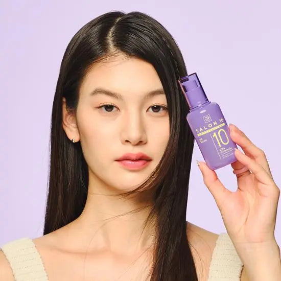 MISE EN SCENE Salon 10 Professional Cica Ceramide Oil Serum 60ml, femme tenant le flacon violet sur fond violet.