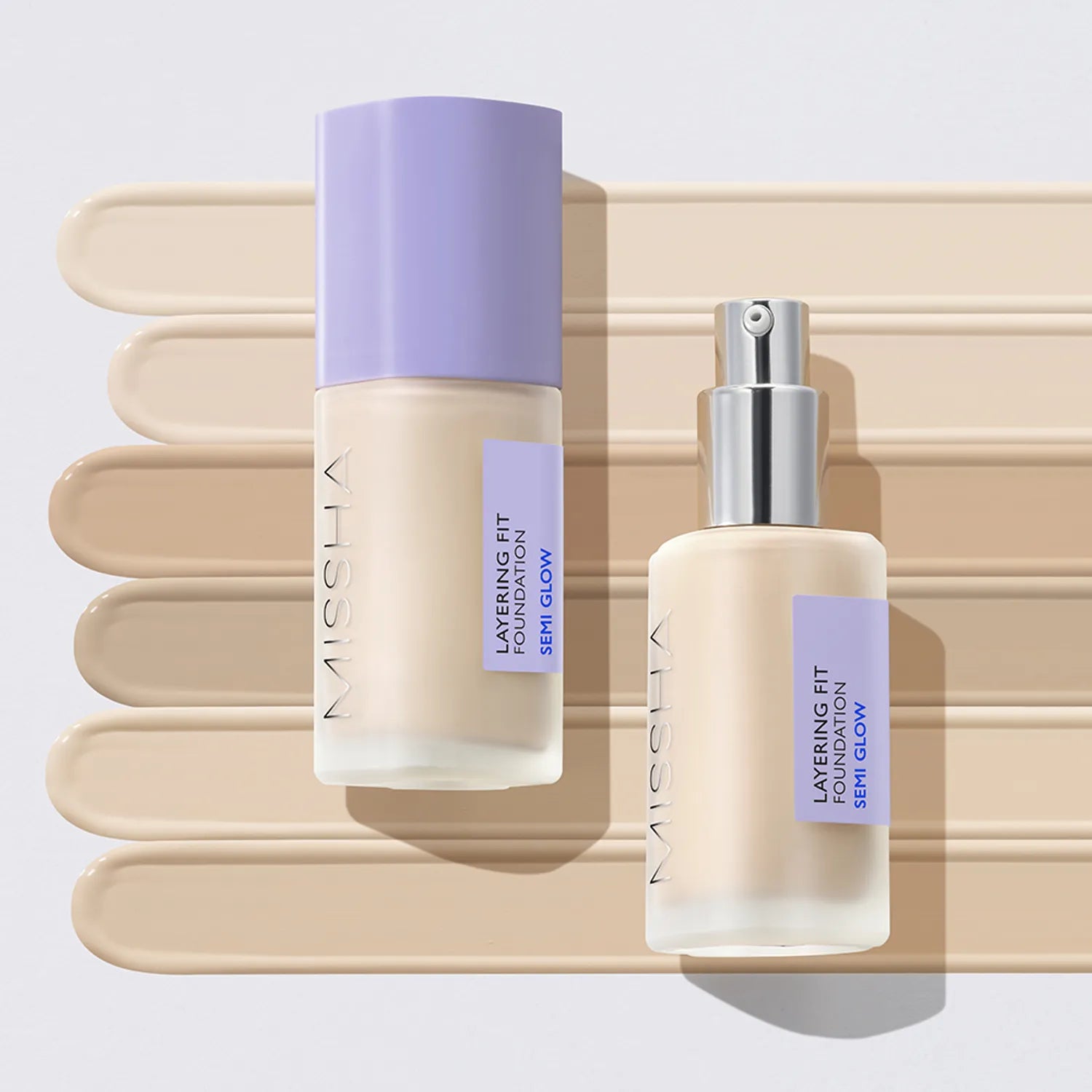 MISSHA Layering Fit Foundation Semi Glow 35ml, flacon et texture sur fond beige, présentation produit par MISSHA.