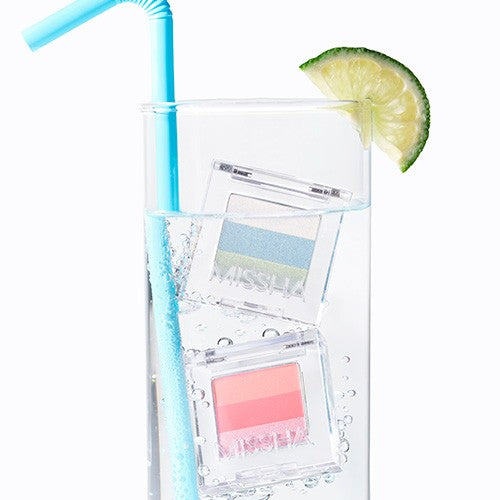MISSHA Triple Shadow, produit maquillage présenté en coffret transparent, avec glaçons et tranche de citron vert.