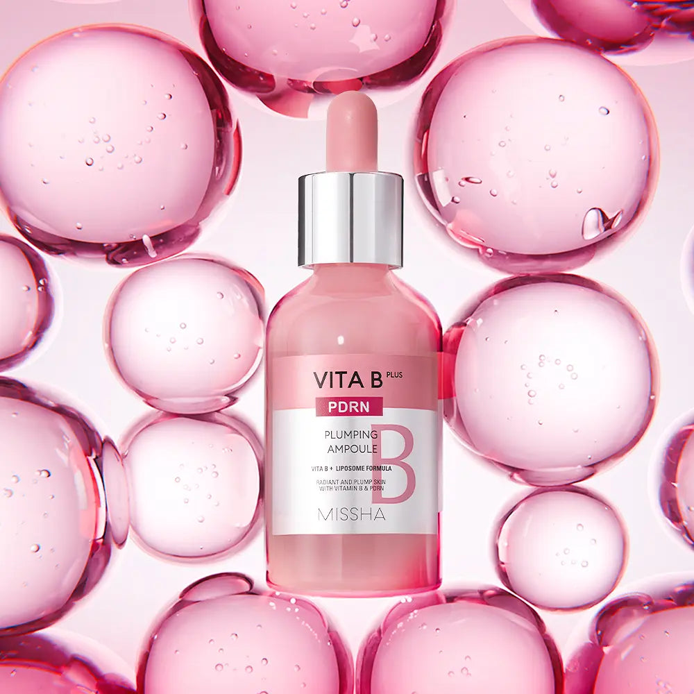 MISSHA Vitabee Plus PDRN Plumping Ampoule 30ml, flacon rose au centre entouré de bulles d’eau, fond visuel beauté