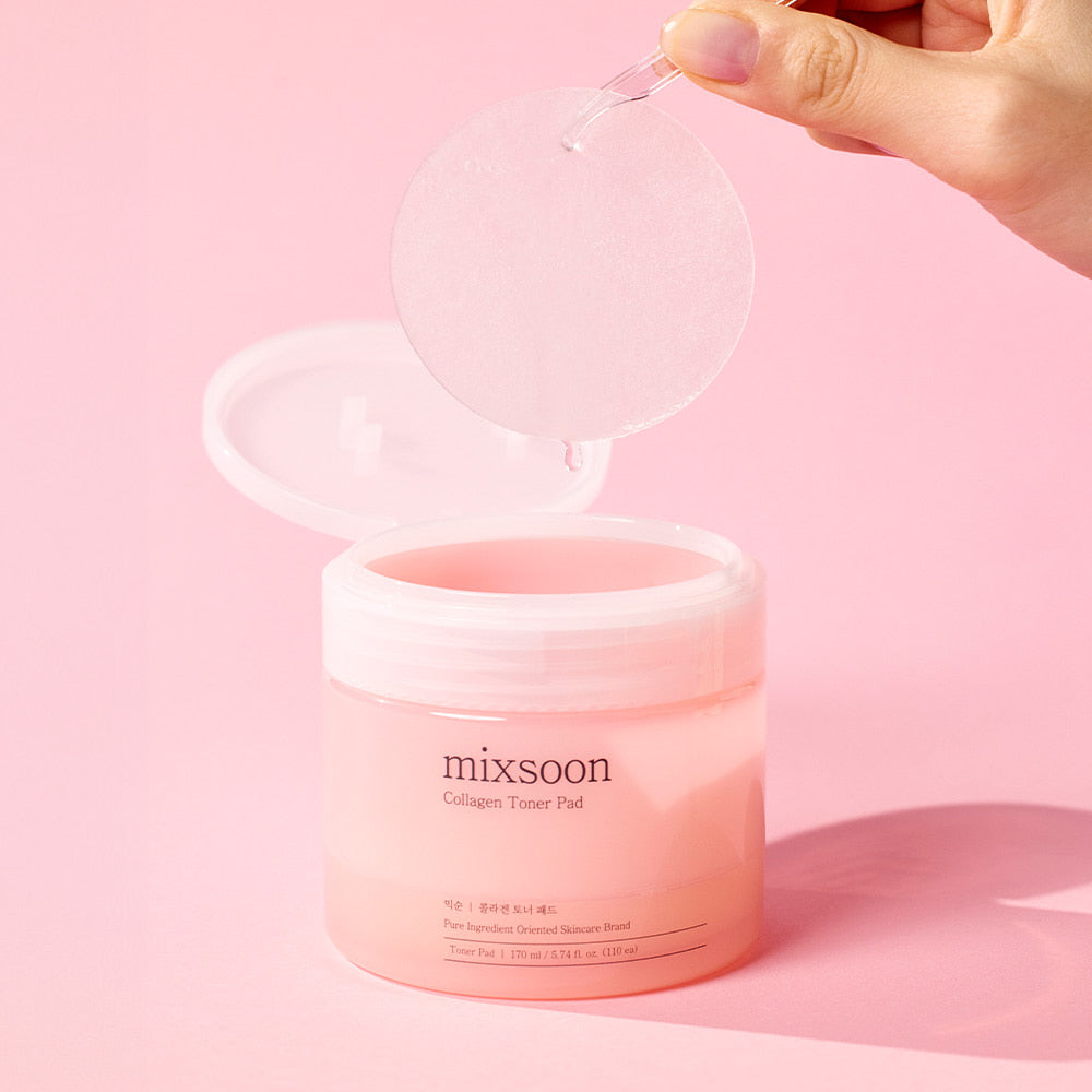 MIXSOON Collagen Toner Pad : pot et coton humidifié, main tenant un disque, sur fond rose pastel