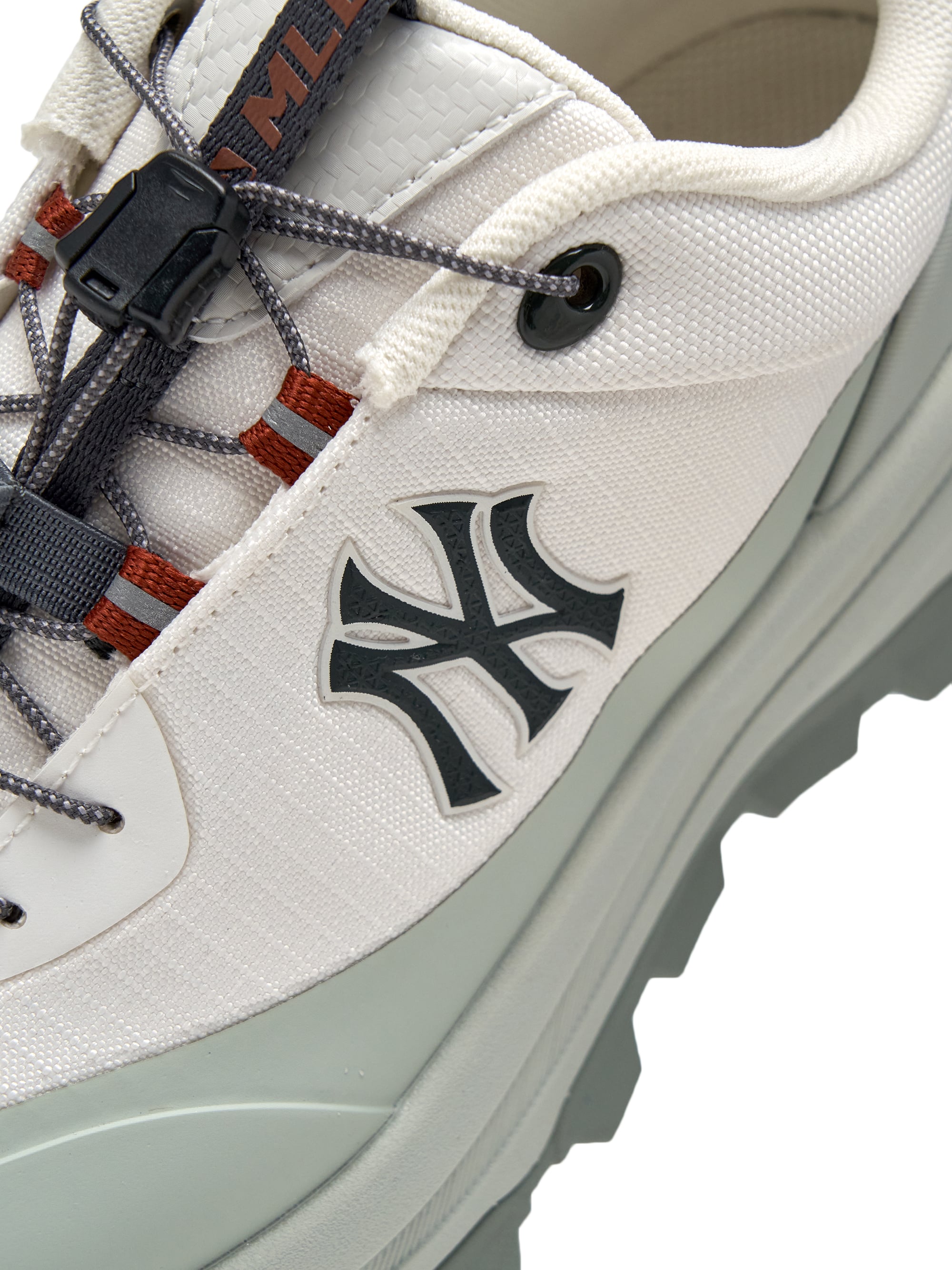 MLB Bump Chunky New York Yankees MINT : chaussure blanche New York Yankees, logo et détails, vue rapprochée.