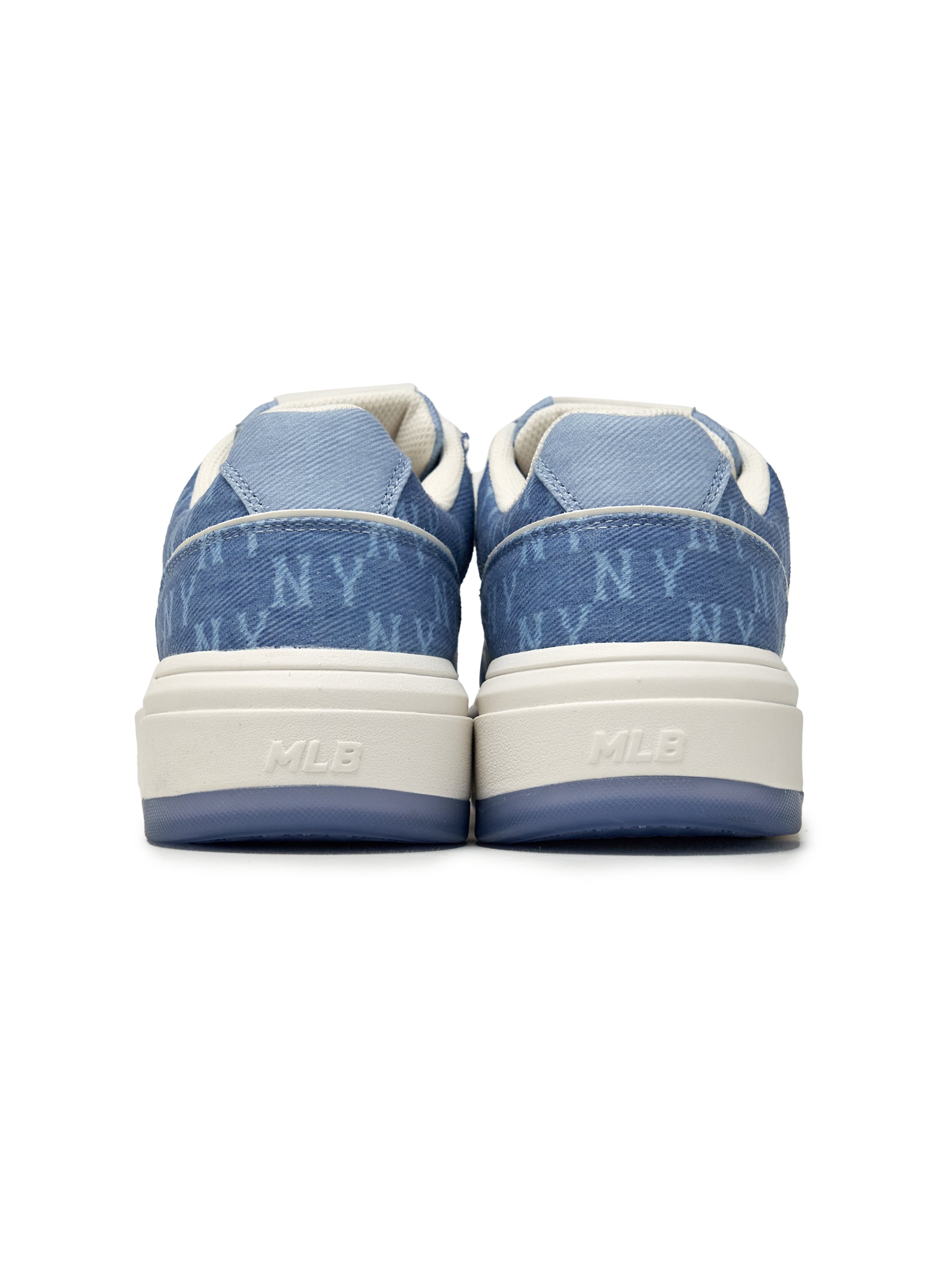 MLB Chunky Liner Denim Monogram SL New York Yankees BLUE : chaussures en denim bleu avec monogramme Yankees, vue arrière.