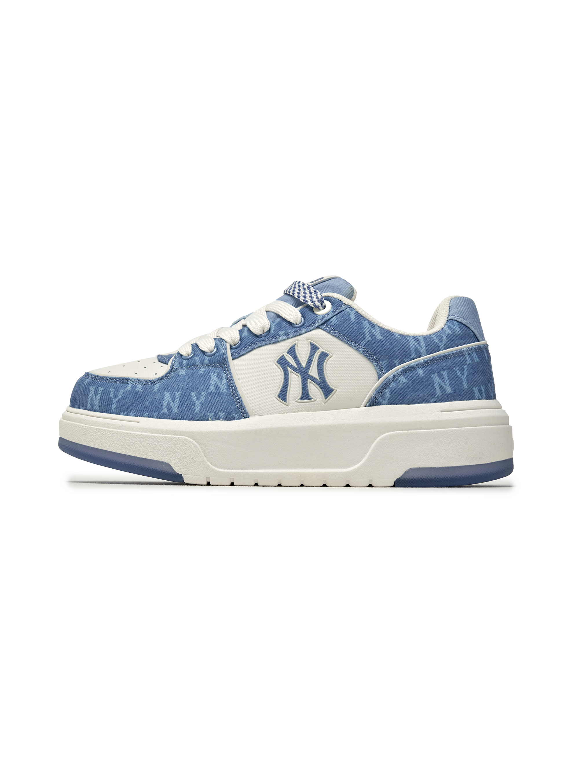 MLB Chunky Liner Denim Monogram SL New York Yankees BLUE, baskets en jean bleu avec monogramme NYC sur fond blanc