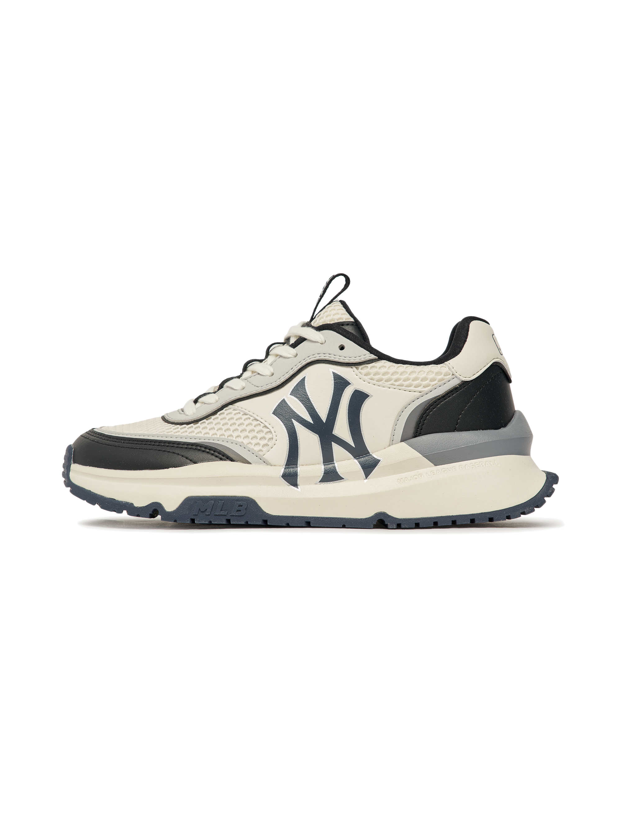 MLB Chunky Runner New York Yankees BLACK, baskets noir/blanc avec logo NY, vue de côté sur fond blanc.