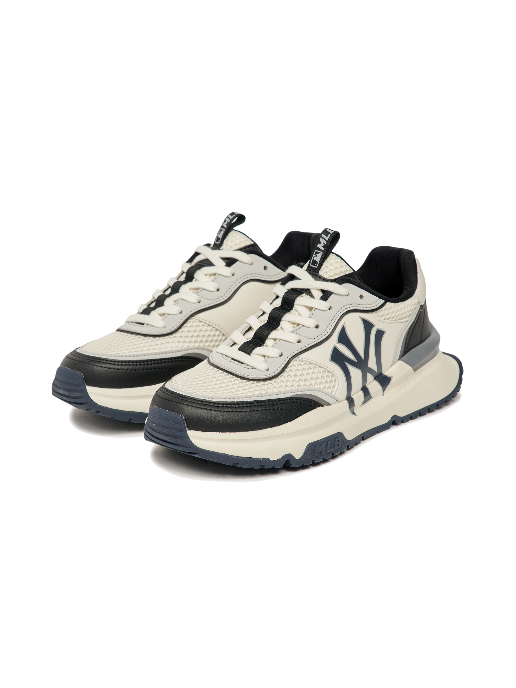 MLB Chunky Runner New York Yankees BLACK, baskets noires/blanches à lacets, logo NY Yankees, vue produit sur fond clair.