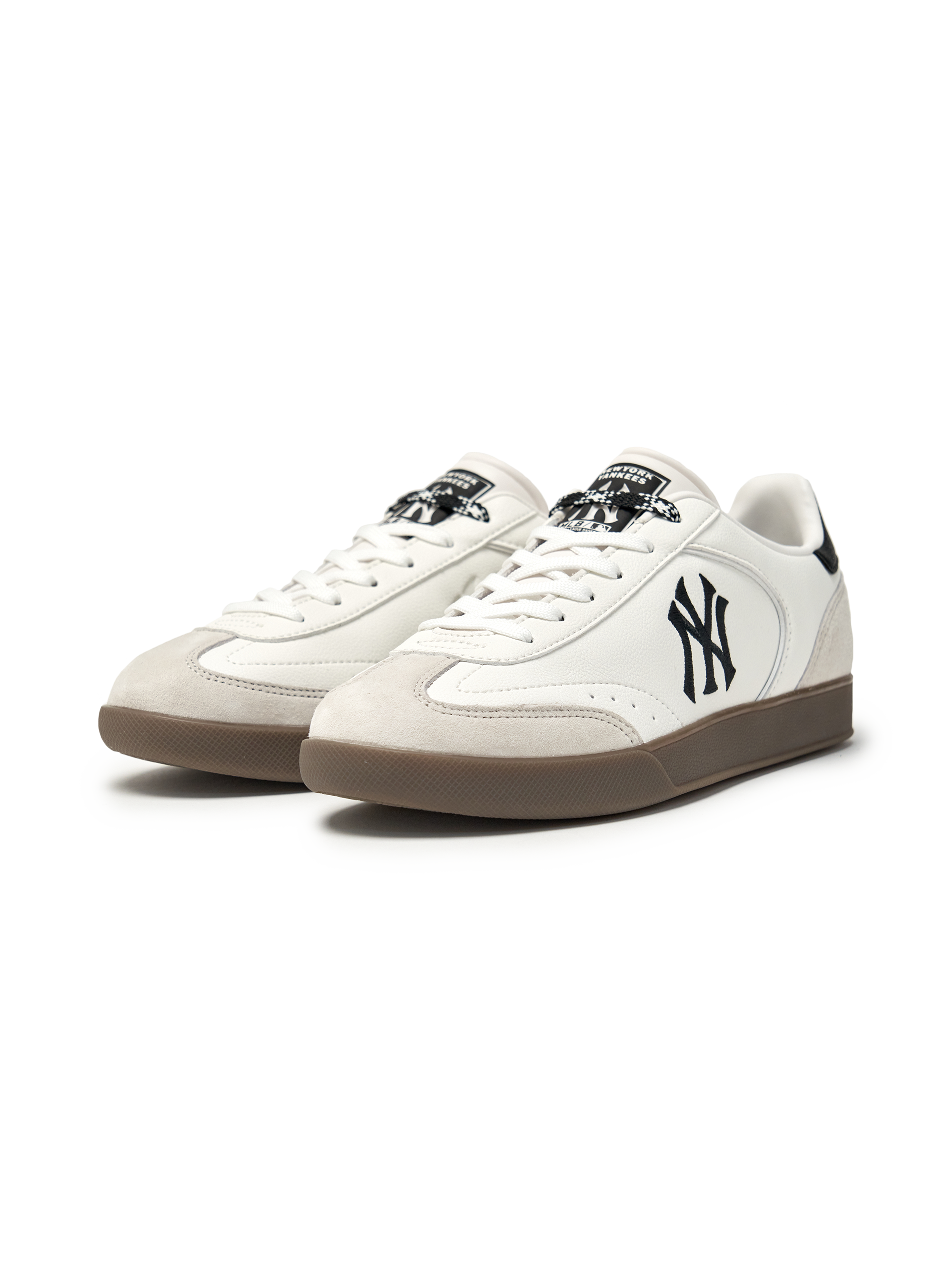MLB Clubby New York Yankees WHITE : baskets blanches à l’emblème NY, style casual, fond noir studio.