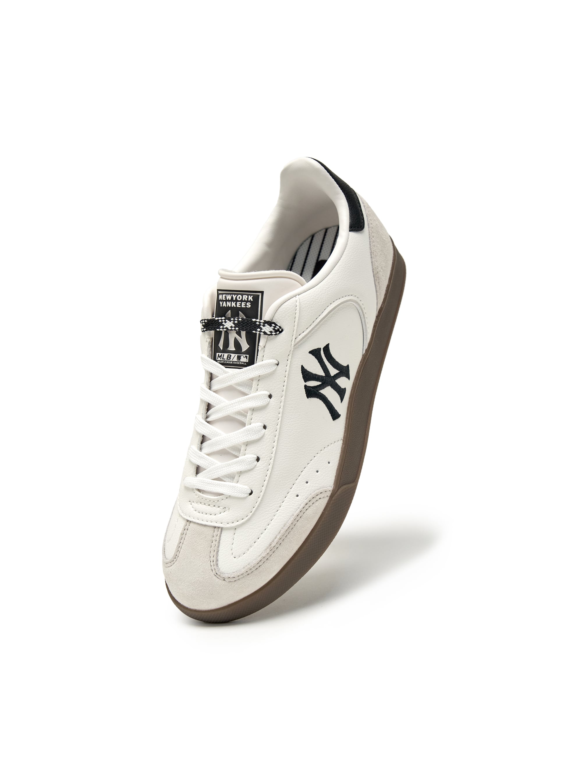 MLB Clubby New York Yankees WHITE : sneaker blanche avec logo Yankees, style casual, vue de côté sur fond clair