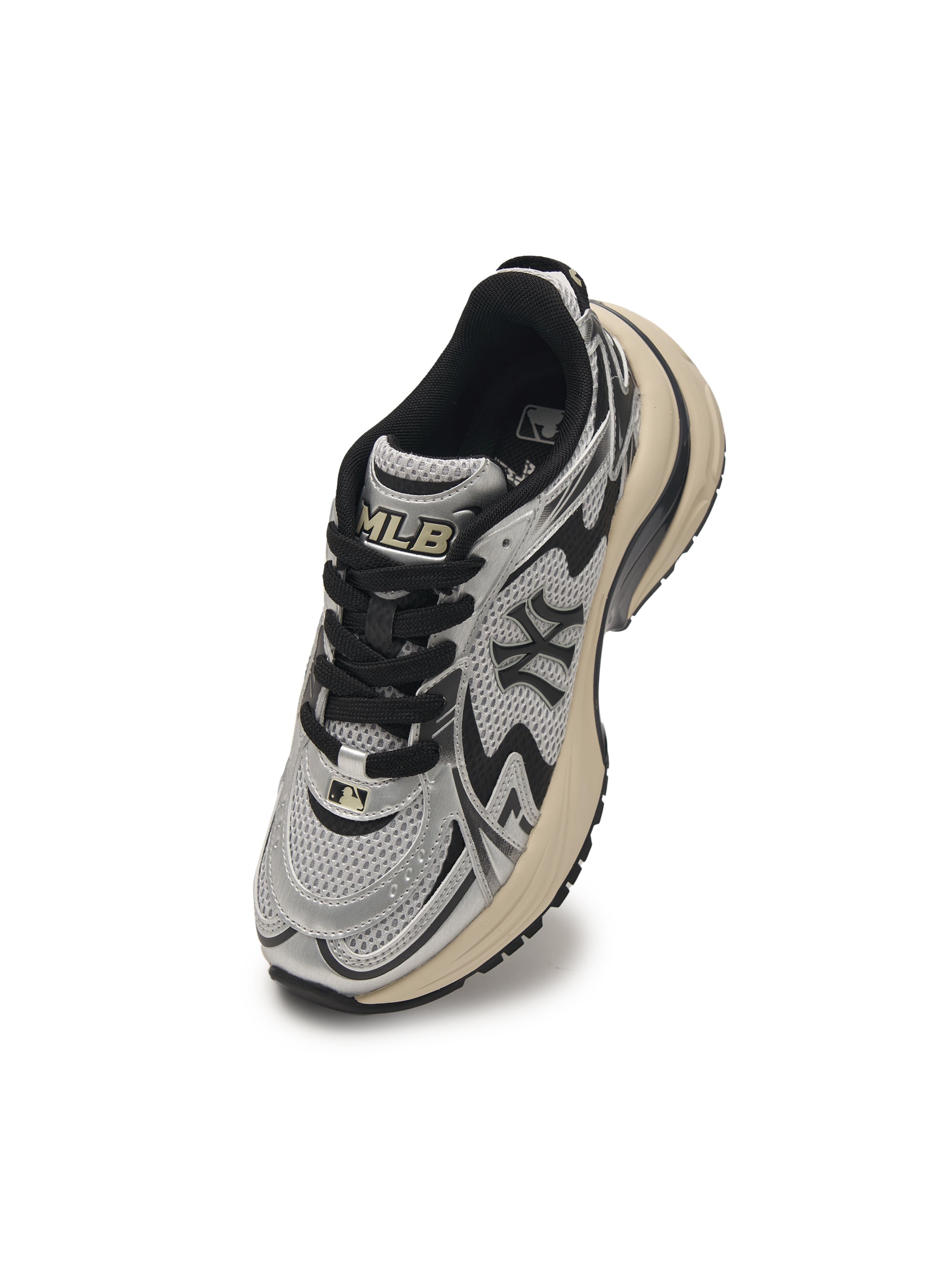 MLB Curve Runner New York Yankees SILVER : chaussure de sport gris argent, vue de côté, fond blanc, logo Yankees visible.