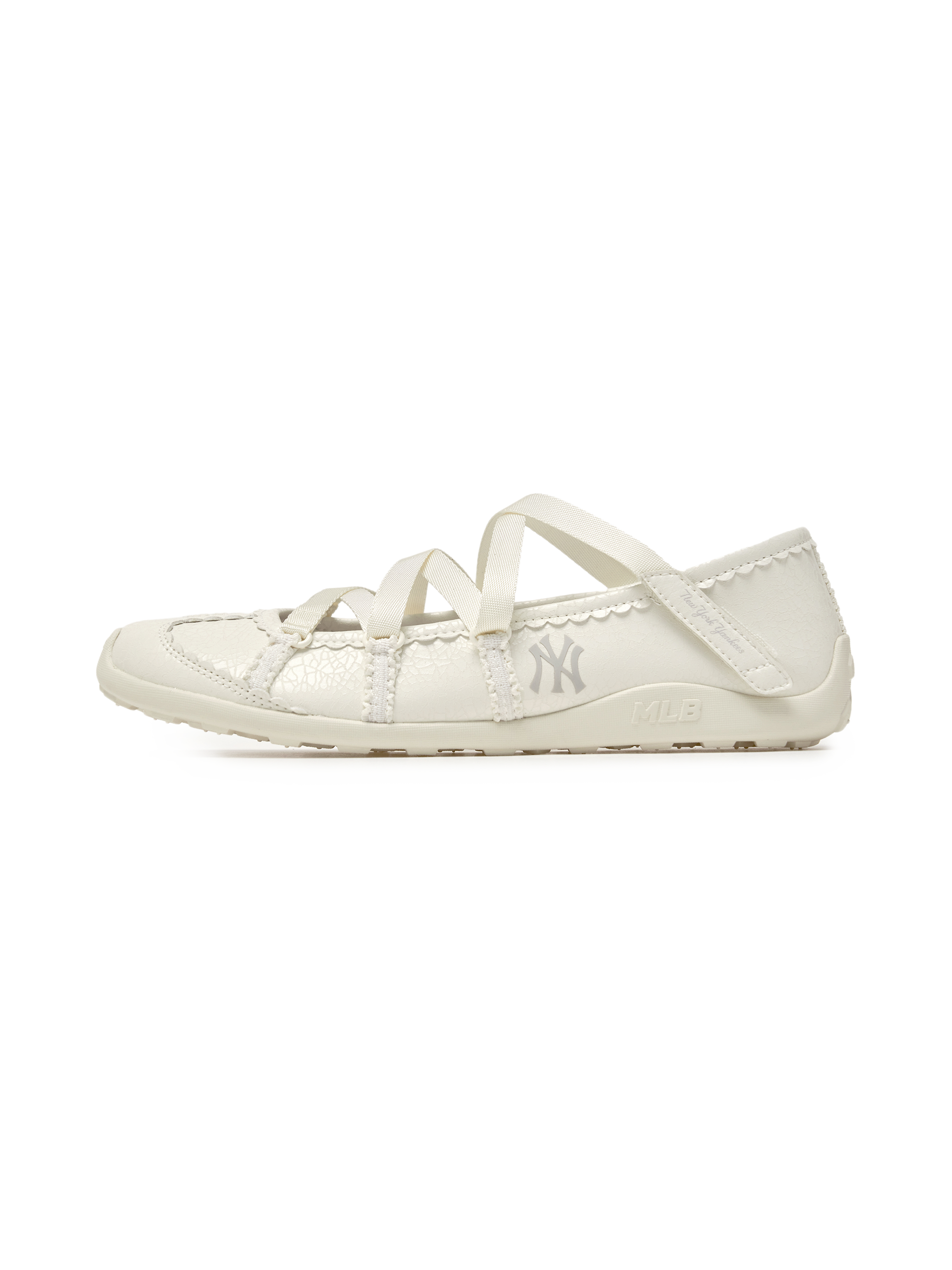 MLB Flare Mary Jane New York Yankees CREAM, chaussure fille crème avec logo Yankees, fond blanc studio, style Mary Jane.